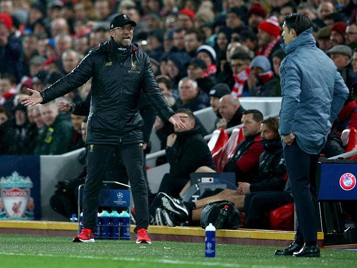 Trainer Jürgen Klopp von Liverpool gestikuliert an der Seitenlinie neben Trainer Niko Kovac von München. Foto: Dave Thompson