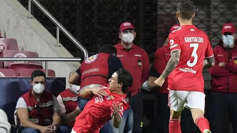 Benficas Darwin Nunez (M.) jubelt nach dem Führungstreffer seiner Mannschaft.