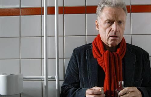 Ohne einen Schluck zu trinken hält es Hochschulprofessor Ludwig (Robert Atzorn) nicht mehr aus.