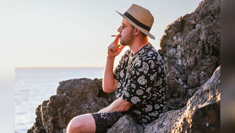 Am Strand eine Zigarette genie&szlig;en? In Frankreich ab Juli nicht mehr gestattet.