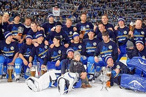 Heiß auf den Aufstieg: Die Stars des EHC München.