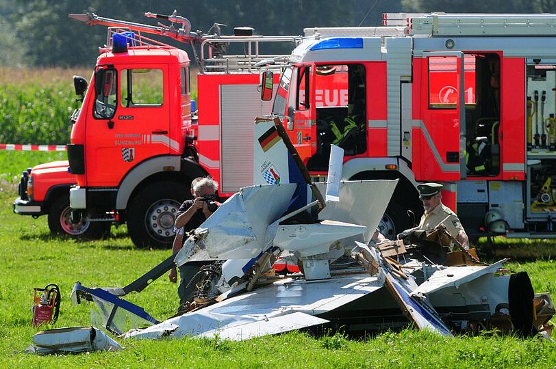 Aus unbekannter Ursache ist das einmotorige Sportflugzeug kurz nach dem Start vom Flugplatz Günzburg auf einem Feld abgestürzt. Beide Insassen kamen ums Leben.