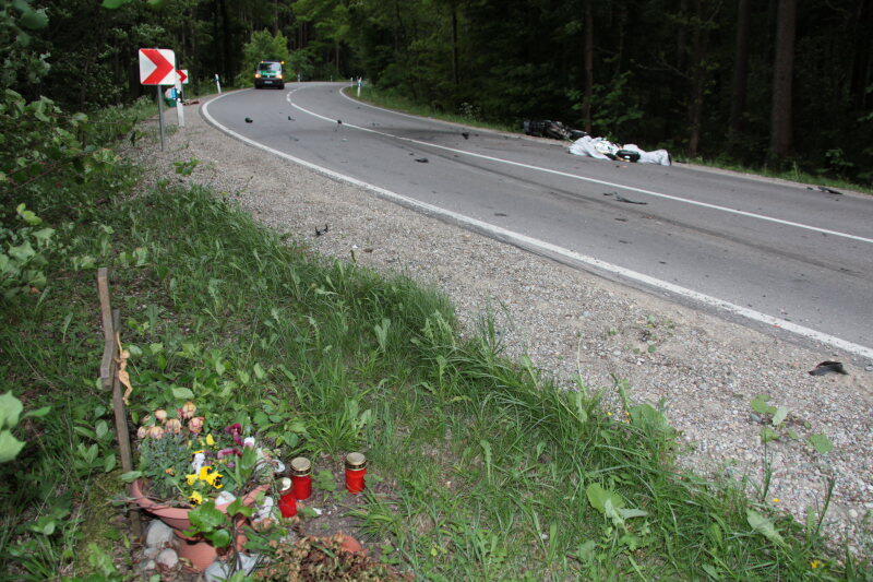 Er hatte keine Chance: Mit dem Kopf prallte ein Motorradfahrer bei Rechtmehring gegen den Seitenaufbau des entgegenkommenden Kleinlasters. Der Mann war sofort tot.