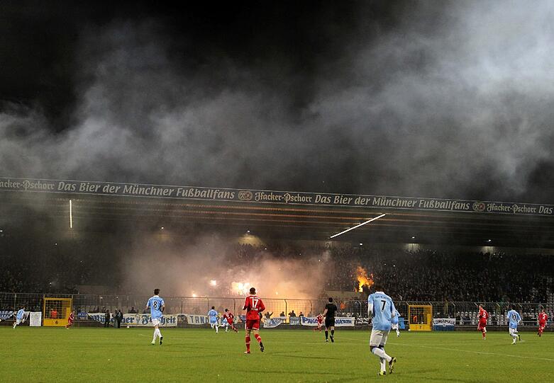 Derby-Time im Grünwalder Stadion: Am Mittwochabend traf der TSV 1860 II auf den FC Bayern II: Bengalische Feuer wurden sowohl von den 1860- als auch von den Bayern-Fans abgebrannt.