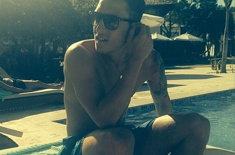 Wie hier am Pool. Mit Badehose und Sonnenbrille genießt er die Freizeit.