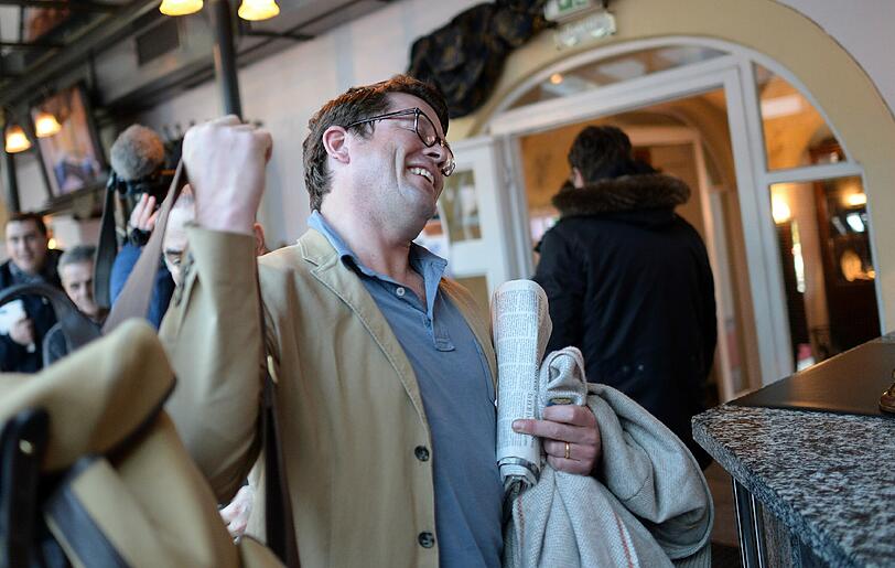 Der ehemalige Bundeswirtschafts- und Verteidigungsminister Karl-Theodor zu Guttenberg (CSU) beim Einchecken im Schlosshotel in Neufahrn.