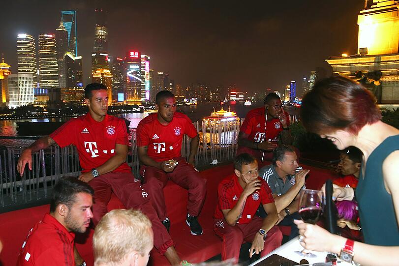 Die Bayern-Stars haben Spaß - über den Dächern von Shanghai. Die Bilder der AUDI Night