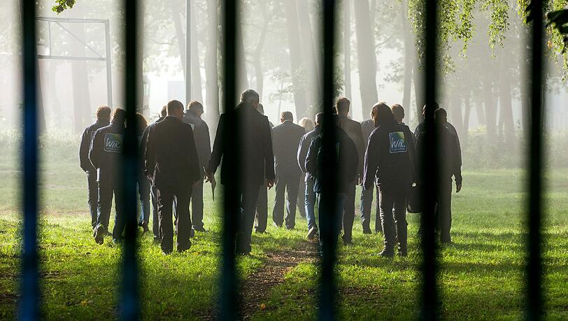 Die NPD-Fraktion hatte den Besuch des Flüchtlingsheims für sich beantragt und nach Ablehnung durch das Innenministerium vor dem Landesverfassungsgericht erzwungen.