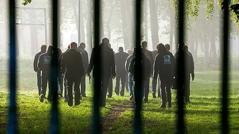 Die NPD-Fraktion hatte den Besuch des Flüchtlingsheims für sich beantragt und nach Ablehnung durch das Innenministerium vor dem Landesverfassungsgericht erzwungen.