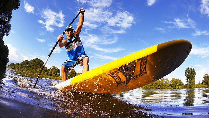 So elegant wird das Stand Up Paddling beim Free-Teststand wohl nicht aussehen – aber es ist ein Anfang. So elegant wird das Stand Up Paddling beim Free-Teststand wohl nicht aussehen – aber es ist ein Anfang.