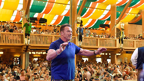 Arnold Schwarzenegger rockte mit seiner Freundin Heather Milligan das Schützen-Festzelt. Klicken Sie sich durch die Bilder.