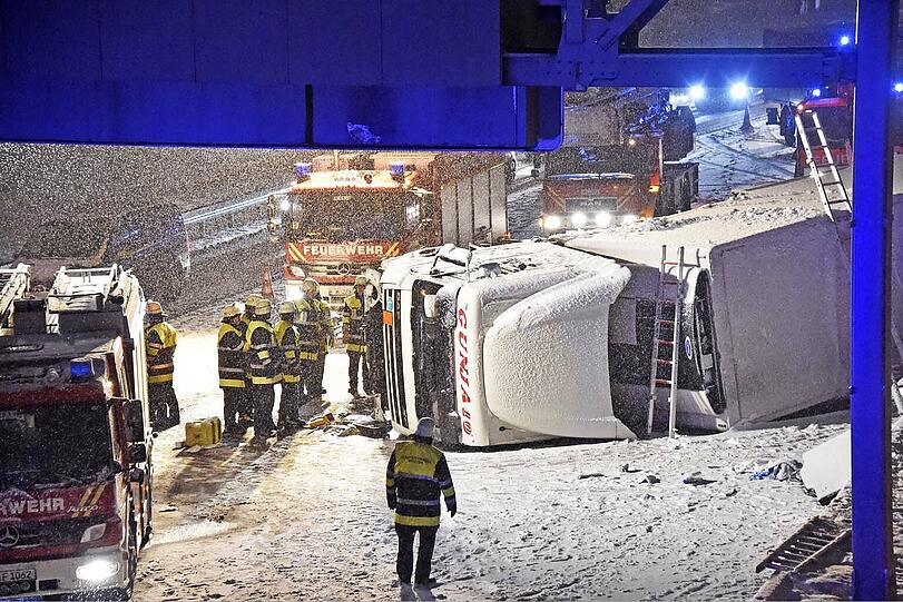 Der Unfall ereignete sich wohl wegen der schlechten Straßenverhältnisse.
