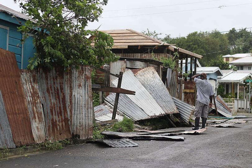 Ein Mann auf Barbuda begutachtet die Zerstörungen an seinem Haus.