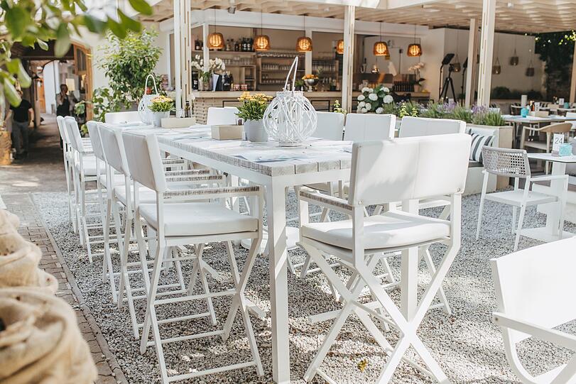 Der &bdquo;Poseidon Garden&ldquo; ist ein offenes Lokal für den Sommer.