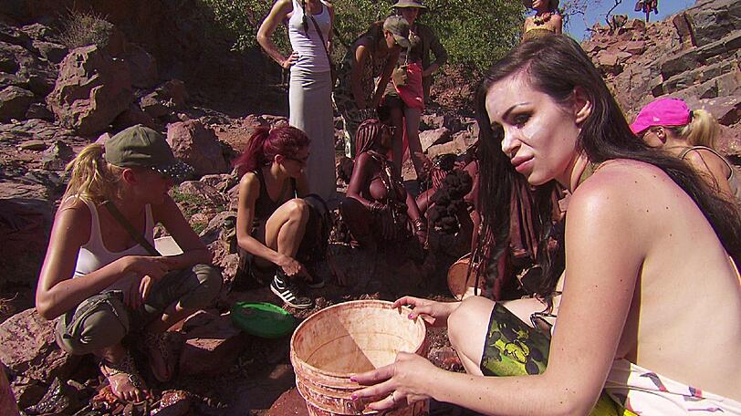 Beim morgendlichen Wasserholen wird Ingrid Pavic (r.) klar wie sehr sie einen Wasserhahn vermisst. (v.l.) Sara Kulka, Fiona Erdmann, Conchita Wurst, Senna Gammour, Sarah Knappik, Barbara Engel müssen alle einen Eimer ins Dorf tragen.