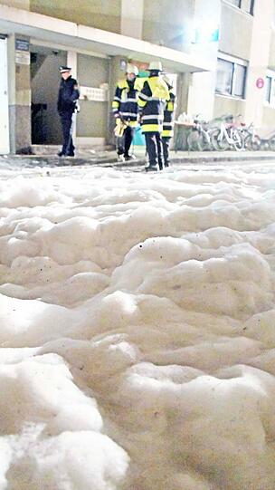 Bilder vom Feuerwehreinsatz in der Schwabinger Hesseloherstraße. Hier geriet Dämmmaterial in Brand, die Einsatzkräfte waren stundenlang im Einsatz.