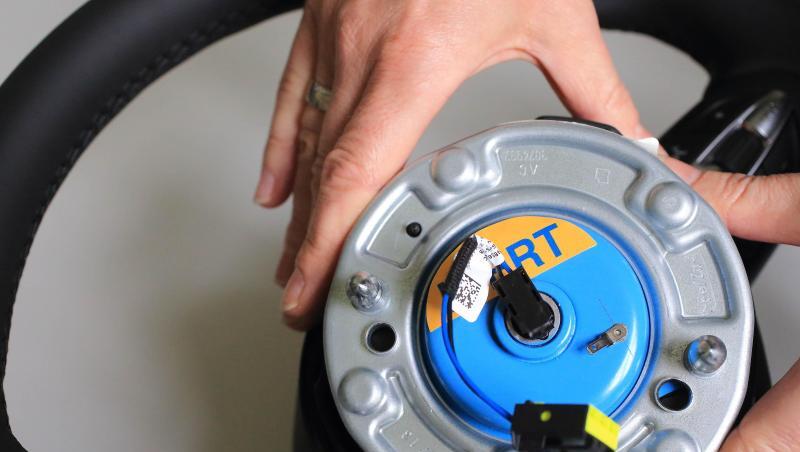 Ein Zünder für Airbags wird in ein Auto-Lenkrad eingesetzt. Foto: Jens Wolf/Archivbild Ein Zünder für Airbags wird in ein Auto-Lenkrad eingesetzt. Foto: Jens Wolf/Archivbild