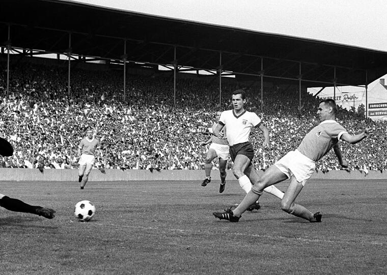Gegen den TSV 1860 (oben links) gab es für Bayern im ersten Bundesliga-Spiel ein 0:1