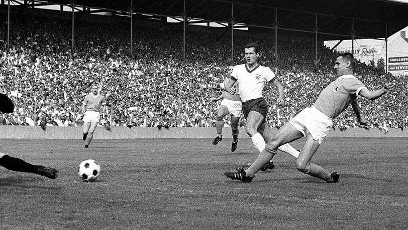 Gegen den TSV 1860 (oben links) gab es für Bayern im ersten Bundesliga-Spiel ein 0:1 Gegen den TSV 1860 (oben links) gab es für Bayern im ersten Bundesliga-Spiel ein 0:1