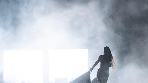 An einem choreografisch wie optisch opulenten Abend wird deutlich, wie die Menschheit seit über 2000 Jahren moralisch auf der Stelle tritt. Als Silhouette: Pia Händler als Klytämnestra.