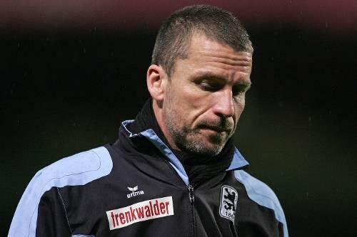 Ex-Club-Profi Marco Kurz als nachdenklicher  Löwen-Trainer:  Die personellen Probleme und die fehlende Konstanz seiner Mannschaft machen ihm zu schaffen.