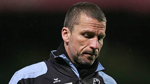 Ex-Club-Profi Marco Kurz als nachdenklicher  Löwen-Trainer:  Die personellen Probleme und die fehlende Konstanz seiner Mannschaft machen ihm zu schaffen.