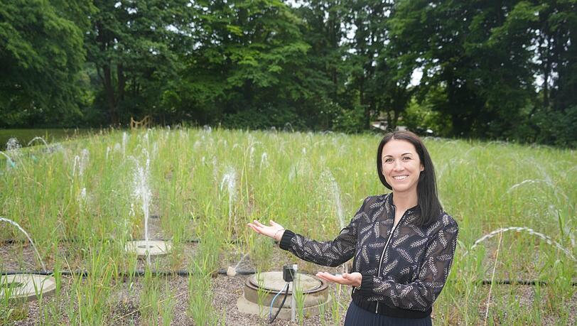 SWM-Bäderchefin Nicole Gargitter vor dem Areal mit Bambus, Sand- und Kiesschichten. Hier reinigt sich das Badewasser auf natürliche Art selbst. SWM-Bäderchefin Nicole Gargitter vor dem Areal mit Bambus, Sand- und Kiesschichten. Hier reinigt sich das Badewasser auf natürliche Art selbst.