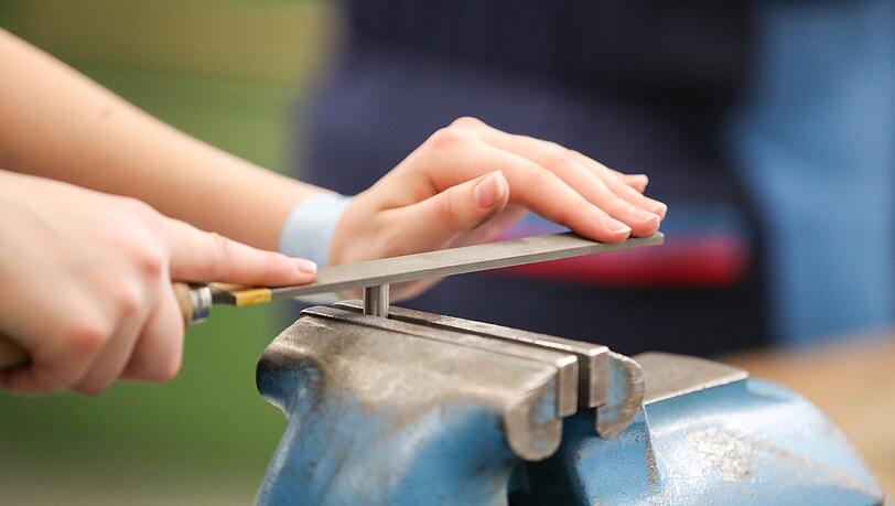 Was für Gymnasiasten das Abitur ist, ist die Abschlussprüfung für die Azubis: Sie markiert das Ende der Ausbildungszeit und dann hoffentlich den Start in ein erfolgreiches Berufsleben. (Illustration)
