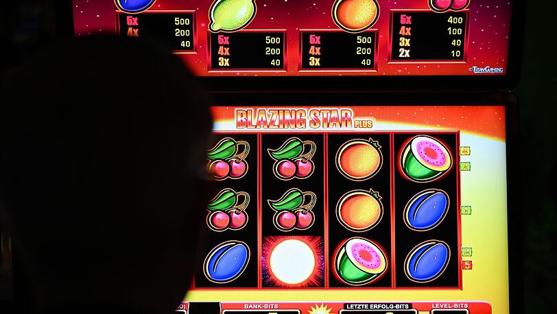 Ein Spielautomat in einer legalen Spielothek. Viele andere Automaten sind hingegen illegal im Einsatz. Ein Spielautomat in einer legalen Spielothek. Viele andere Automaten sind hingegen illegal im Einsatz.