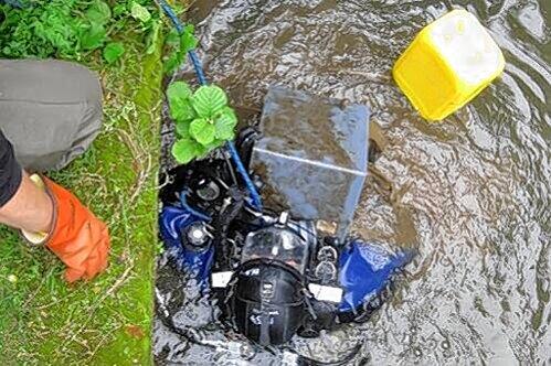 Taucher bargen zwei aufgebrochene Tresore aus der Pegnitz, die aus einem Einbruch in eine Pfarrei und eine Schule stammen.