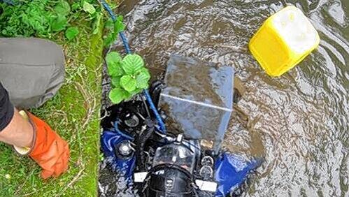 Taucher bargen zwei aufgebrochene Tresore aus der Pegnitz, die aus einem Einbruch in eine Pfarrei und eine Schule stammen. Taucher bargen zwei aufgebrochene Tresore aus der Pegnitz, die aus einem Einbruch in eine Pfarrei und eine Schule stammen.