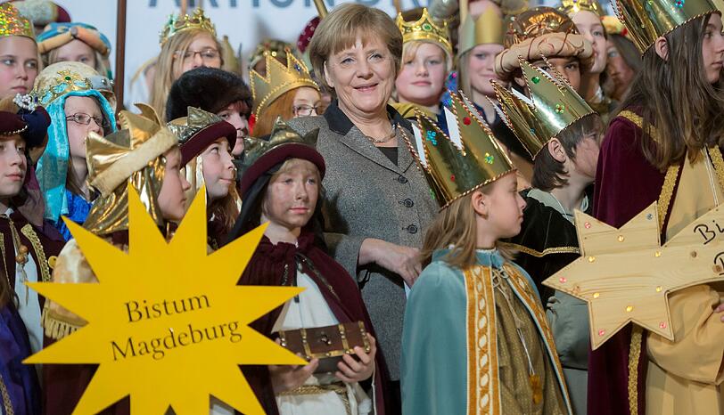 Bundeskanzlerin Angela Merkel hat Sternsinger im Kanzleramt empfangen. Die Sternsinger bringen seit 1984 ihren Segen "Christus mansionem benedicat" ("Christus segne dieses Haus") ins Kanzleramt.