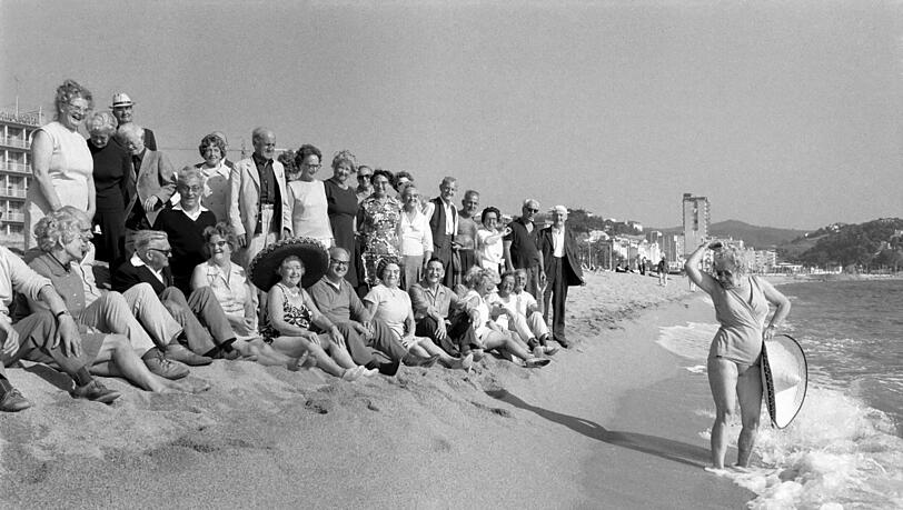 Als die Rente noch Zukunft hatte: Senioren im November 1971 in Lloret de Mar – die meisten der hier Abgebildeten blieben fünf Monate im Jahr an der Costa Brava. Als die Rente noch Zukunft hatte: Senioren im November 1971 in Lloret de Mar – die meisten der hier Abgebildeten blieben fünf Monate im Jahr an der Costa Brava.