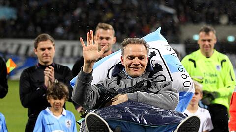 Olaf Bodden wird auf einem Krankenbett auf den Rasen des Grünwalder Stadions gefahren.