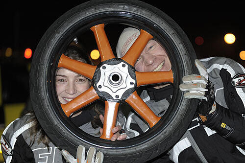 An einem russischen Auto funktioniert die Hinterradbremse nicht. "Das ist ein russischer Wagen, der hat hinten keine Bremse."