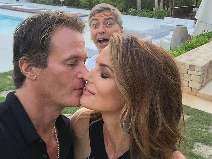 Eigentlich sollte es ja ein romantisches Foto von Cindy Crawford und Ehemann Rande Gerber werden...