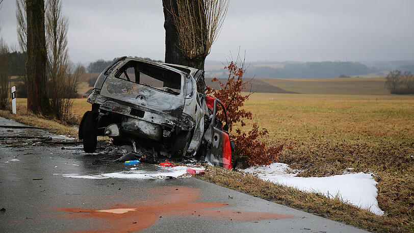 Das Auto ist vollkommen ausgebrannt, der Fahrer tot. Die Feuerwehr konnte nichts mehr für ihn tun.