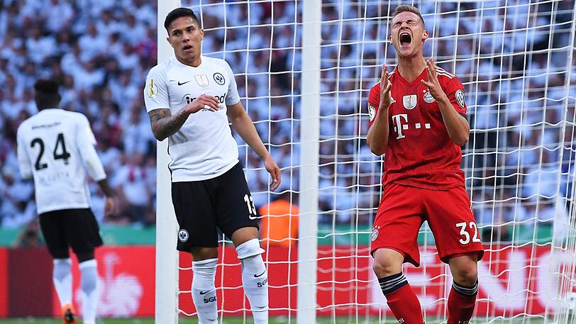 JOSHUA KIMMICH, NOTE 3: Hatte auf der rechten Seite mehr Arbeit zu verrichten, als ihm lieb sein konnte. Vergab eine gute Kopfballchance (24.). Richtig stark: Seine Vorlage in den Rücken der Frankfurter Abwehr vor Lewandowskis 1:1. Kimmichs 15. Assist in dieser Saison.