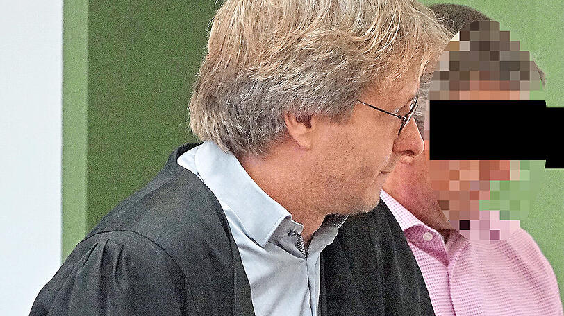 Verteidiger und Angeklagter.