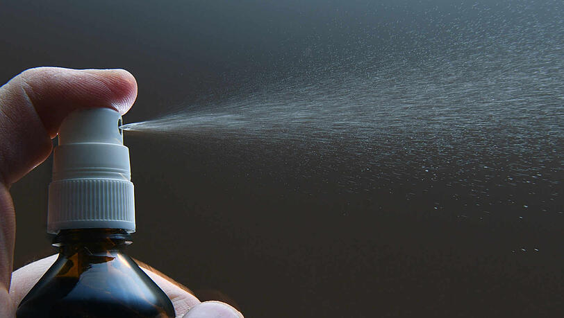 Der Mann besprühte die Frau mit Desinfektionsspray. (Symbolbild) Der Mann besprühte die Frau mit Desinfektionsspray. (Symbolbild)