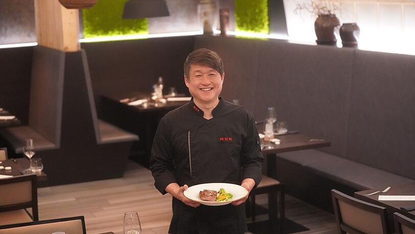Mun Kim präsentiert den Hauptgang, den er für die Ess-Klasse kreiert hat: Koreanisches Roast Beef. Mun Kim präsentiert den Hauptgang, den er für die Ess-Klasse kreiert hat: Koreanisches Roast Beef.