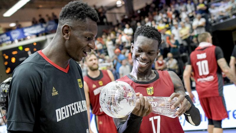 Dennis Schröder (r) und Isaac Bonga halten den Pokal in den Händen. Dennis Schröder (r) und Isaac Bonga halten den Pokal in den Händen.