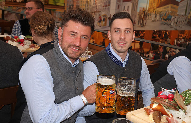 Die Löwen beim traditionellen Wiesn-Besuch im "Himmel der Bayern", dem Hacker-Pschorr-Festzelt.