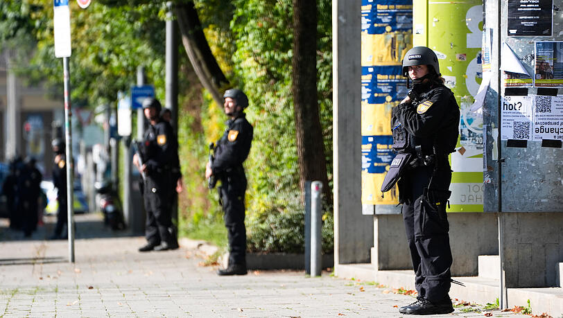 Polizisten riegeln das Gebiet rund um den Karolinenplatz ab. Polizisten riegeln das Gebiet rund um den Karolinenplatz ab.