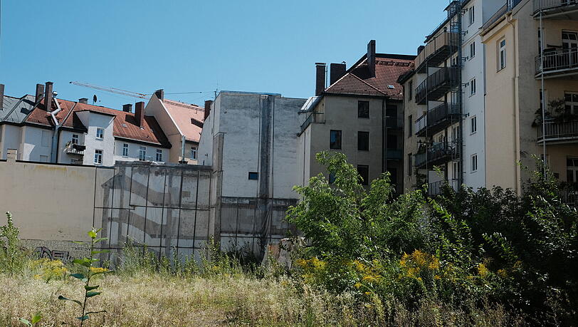 Früher standen hier Garagen. Ein Investor hat sie abreißen lassen. Eigentlich wollte er dort ein Luxusprojekt verwirklichen. Doch seit Jahren geht nichts vorwärts. Früher standen hier Garagen. Ein Investor hat sie abreißen lassen. Eigentlich wollte er dort ein Luxusprojekt verwirklichen. Doch seit Jahren geht nichts vorwärts.