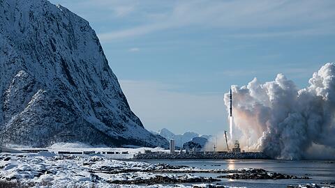 Der Teststart der Spectrum-Rakete des bayerischen Herstellers Isar Aerospace im M&auml;rz. Der erste Flug dauerte nur wenige Sekunden, aber gilt in der Branche als gro&szlig;er Erfolg.