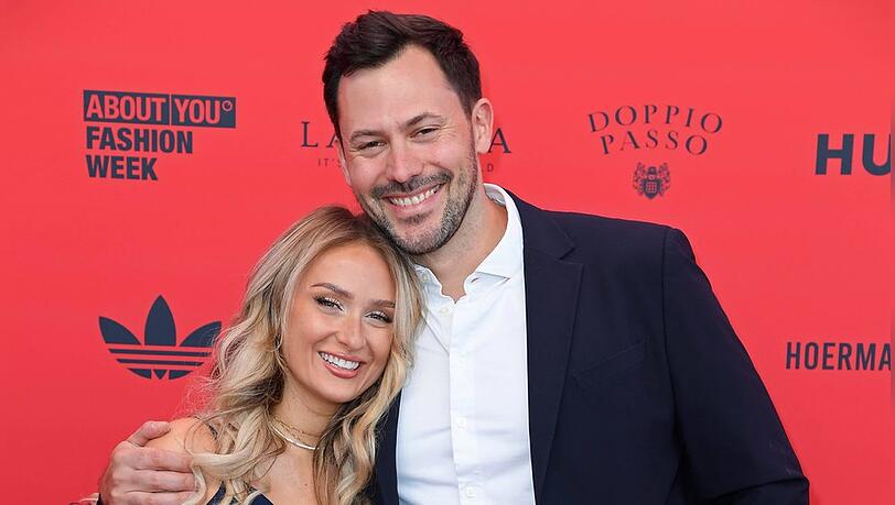 Jenny Koepper und Sebastian Klaus sind bereits seit M&auml;rz standesamtlich verheiratet. Jetzt folgte die gro&szlig;e Sause in Spanien.
