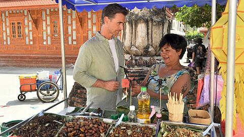 "Das Traumschiff: Bangkok": Auf dem Markt lernt Max Parger (Florian Silbereisen) nicht nur eine deutschsprachige Street-Food-K&ouml;chin (Narumol) kennen, sondern auch ganz besondere Spezialit&auml;ten.