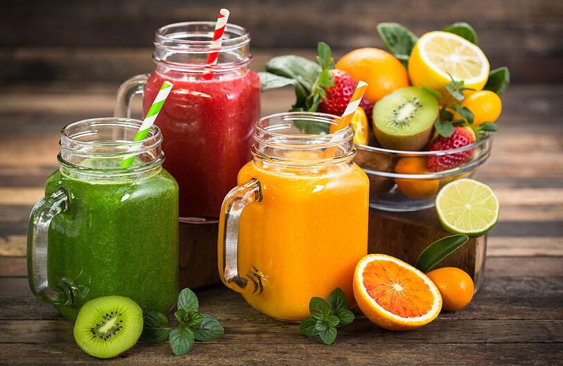Sie sehen so gesund aus, aber sind sie es auch wirklich? Smoothies gelten als perfekte (Zwischen-)Mahlzeit, mit vielen N&auml;hrstoffen und Vitaminen. Doch in den Getr&auml;nken ist auch jede Menge Fruchtzucker, da sie pro Portion aus mehreren St&uuml;cken Obst bestehen. Es gilt: sparsam genie&szlig;en.