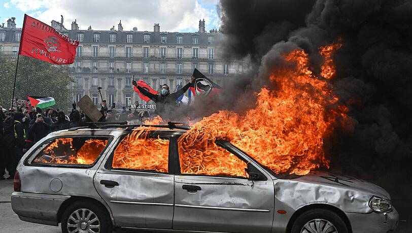 In Frankreich ist die Lage nicht nur in der Hauptstadt eskaliert - Bayerns Innenminister Joachim Herrmann (CSU) warnt davor, dass sich derartige Entwicklungen auch bis nach Deutschland durchsetzen k&ouml;nnten. (Archivbild)